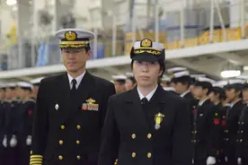 日本海上自卫队首位女司令上任，将统帅准航母“出云”号等舰图片