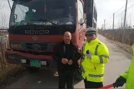 大货车悬挂拖拉机号牌上路 民警当场将车辆暂扣图片