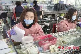 聊城女公交点钞员终日与“钱”为伴 练就高超技能图片