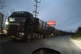 高速关闭 车辆滞留 荥经公安全警动员保安全保畅通图片