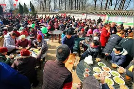 河南濮阳瑕丘庙会 万人同吃一锅饭图片