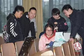 浪漫女生节，高校理工暖男为女生亲手编辫子图片