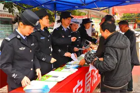 广安邻水公安女警三八妇女节送法惠民生图片