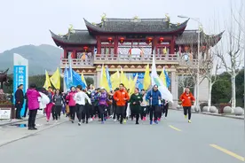 国内马拉松名将李子成亮相 助阵 二百名“女神”约跑宁波九龙湖 共度“三八节”图片