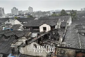 老房子深夜起火 聋哑夫妻挨户敲门提醒邻居逃生图片