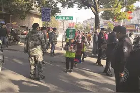 城管每天护送小学生过马路 这一坚持就是4年多图片