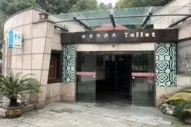 公厕管理员要不要高学历？至少在杭州，他们都会英语图片