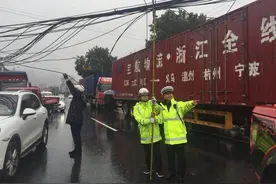 电线阻断省道 东阳交警化身“人体电线杆”图片