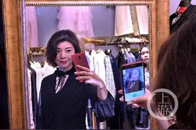 重庆朝天门美女老板 亲自上阵当模特图片