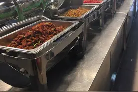 大学食堂现1.5元/两自助餐受追捧 网友：再也不怕打菜阿姨手抖了！图片