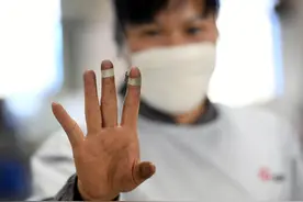 广西柳州：实拍公交点钞“娘子军” 数钱数到手抽筋图片