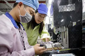 跟着苹果中国掌门探秘手机代工厂：机器贴膜，苹果工程师常驻图片