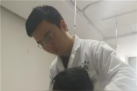 跳了10分钟蹦床7岁男孩脖子歪了，一查发现颈椎寰枢关节半脱位！图片