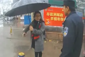 老人雨中滑倒 女孩为其撑伞直至安全送医：“我只是顺手”图片