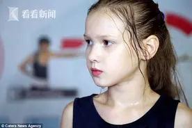 战斗民族是这样炼成的！10岁女孩练拳击竟徒手打断了一棵树图片