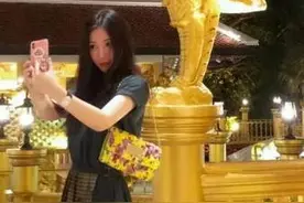 网友偶遇柳岩妖娆自拍 这就有点尴尬了图片
