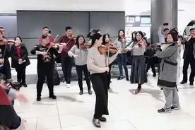 罗马机场上演的这段即兴“快闪” 让不少中国人激动不已图片