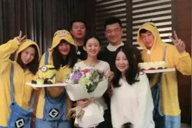 赵丽颖素颜为经纪人庆生，盘点视工作人员为家人的明星图片