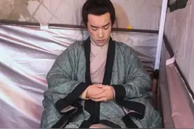 易烊千玺在剧组用塑料桶泡脚，盘点那些对泡脚有执念的明星图片
