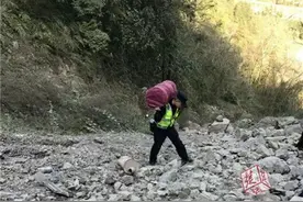 货车冲下悬崖摔得“倒栽葱”，民警被落石击中浴血救出伤者图片