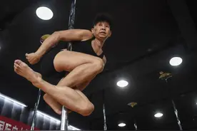 67岁钢管舞爷爷舞技超群 与7岁女童搭档训练图片