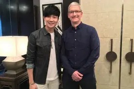 林俊杰体验Apple新产品 与Tim Cook即兴玩音乐图片