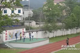 休宁县洪里中心小学：“六一”节目排练忙图片