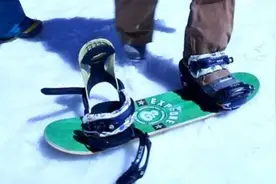 把滑板改装滑雪板去滑雪