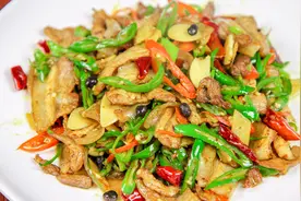 厨师长教你做农家小炒肉，简单美味，比回锅肉好吃多了！