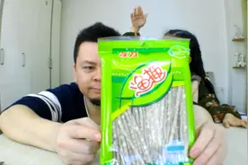 父女试吃波力鱼趣，进嘴很硬遇水化掉，这是真的鱼肉做的吗？视频封面