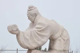 抗战时，日军来到江苏，遇见一座雕塑，领头的大喊一声下马跪拜视频封面