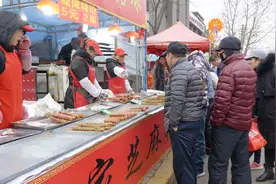山东青岛“糖球”是什么？说出来大家都吃过，但人家一天卖几千串视频封面