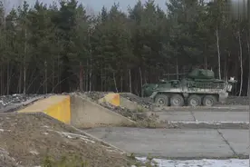 斯特赖克M1296龙骑兵步兵战车30毫米机关炮初试牛刀视频封面