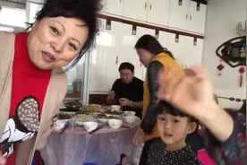 祖孙四代在东北佳木斯农村过年 孩子在东北大炕上不愿下来视频封面