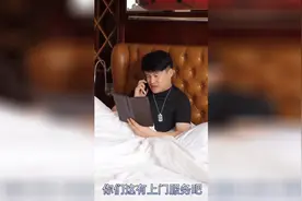 这个公交有点挤，美女你胸掉了视频封面