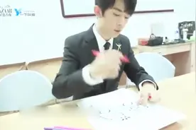 快乐tf家族 易烊千玺做公益，网友注意力都在他的手上！视频封面