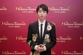 王俊凯一身西服，看似贵公子，出席活动美女环绕，显得有些腼腆！视频封面