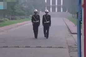 新兵站岗站着站着睡着了，刚好被纠察逮个正着！可把连长气坏了视频封面