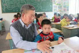 泰州65岁爷爷常年陪脑瘫孙子读书 众网友点赞图片