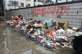 无物业小区有人乱扔垃圾苦煞居民 生活受影响图片