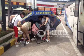 女子地铁站内厕所产子掉坑中 众人帮忙保母子平安图片
