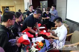 综合格斗世界冠军杨建平走进黑大 传播搏击正能量图片