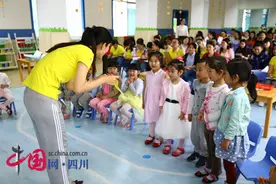 成都温江区柳城幼儿园：让孩子在生活游戏中学习图片
