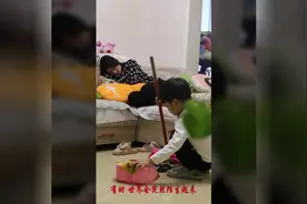 8岁的小男孩失去了父亲，母亲教育他独立成长，背后的原因心酸视频封面