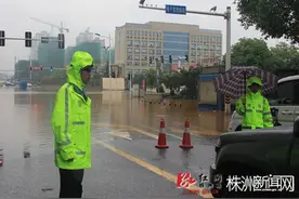 持续暴雨交通严重受阻 攸县交警四大举措紧急应对图片