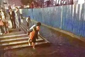 六盘水暴雨，环卫工"背人过路"一夜成"网红"！有人点赞，有人却说他是为了钱尴尬！图片