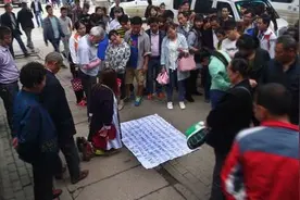 武汉一名"幼师孕妇"用中英文跪地乞讨引围观（组图)图片