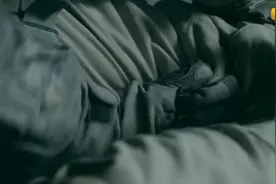 武警竟然将黑社会的两颗蛋一招捏爆，看着都疼！视频封面