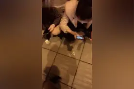 两妹纸在路边蹲着玩手机，小伙就这样做了视频封面