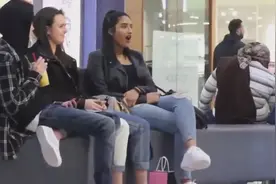 小伙假装拉裤子恶搞路人 后面的妹子都要笑抽了视频封面